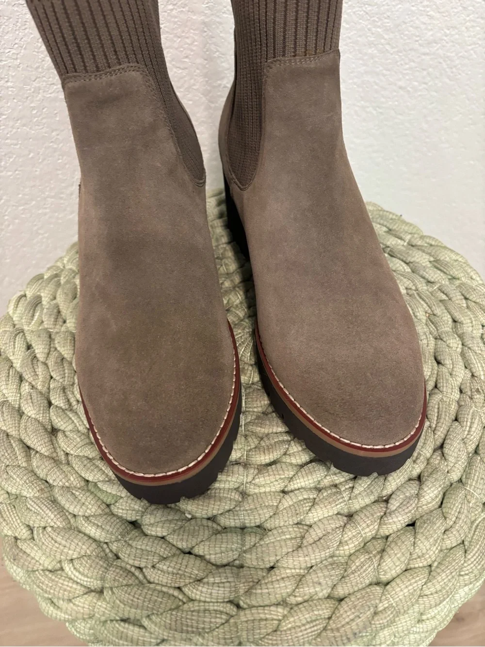 NEW Blondo Darren Waterproof Taupe Suede Chelsea Lug Boots Size 9